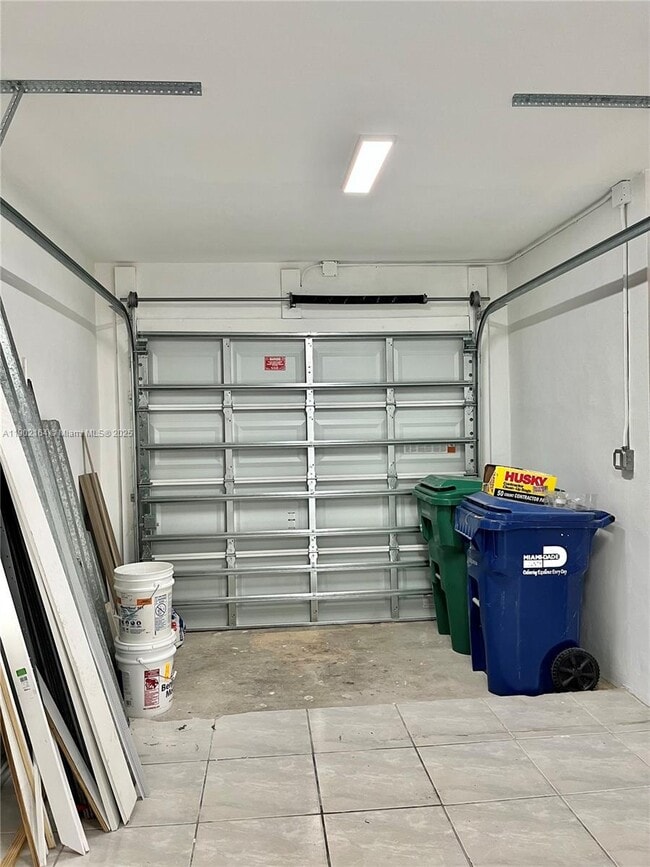 Building Photo - 10909 SW 117th Pl