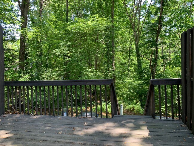 Building Photo - Renovated Raleigh Townhome Conveniently Lo...