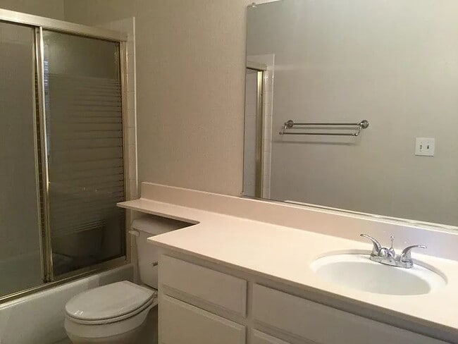 Building Photo - "Charming 2-Bed, 2-Bath Retreat in the Heart of Santa Clara!"