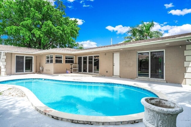 Building Photo - 4021 Bayview Dr
