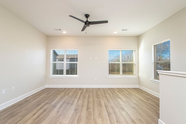 Building Photo - 2 Bed 2 Bath 2 Car Garage Townhome in Rock...