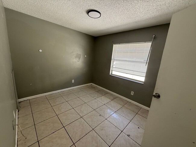 Building Photo - 1726 E Idell St