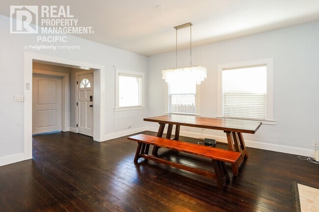 Building Photo - Bright & Spacious Oakland Home with Backya...