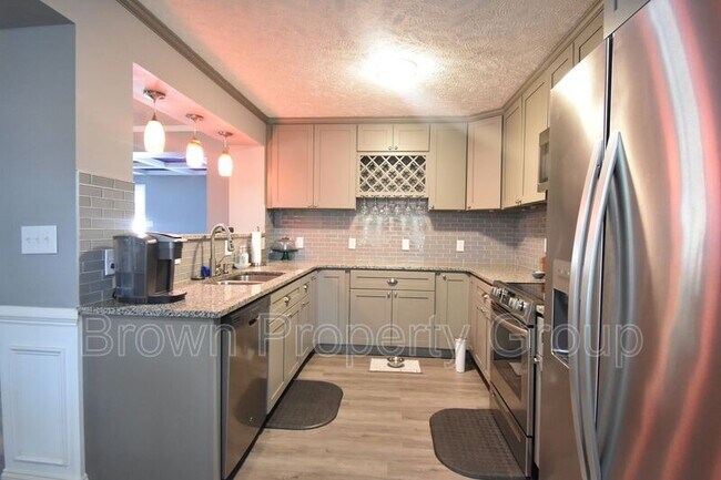 Building Photo - 823 Southview Cir