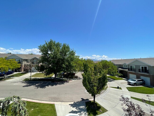 Building Photo - 4 bed 3 bath Townhome