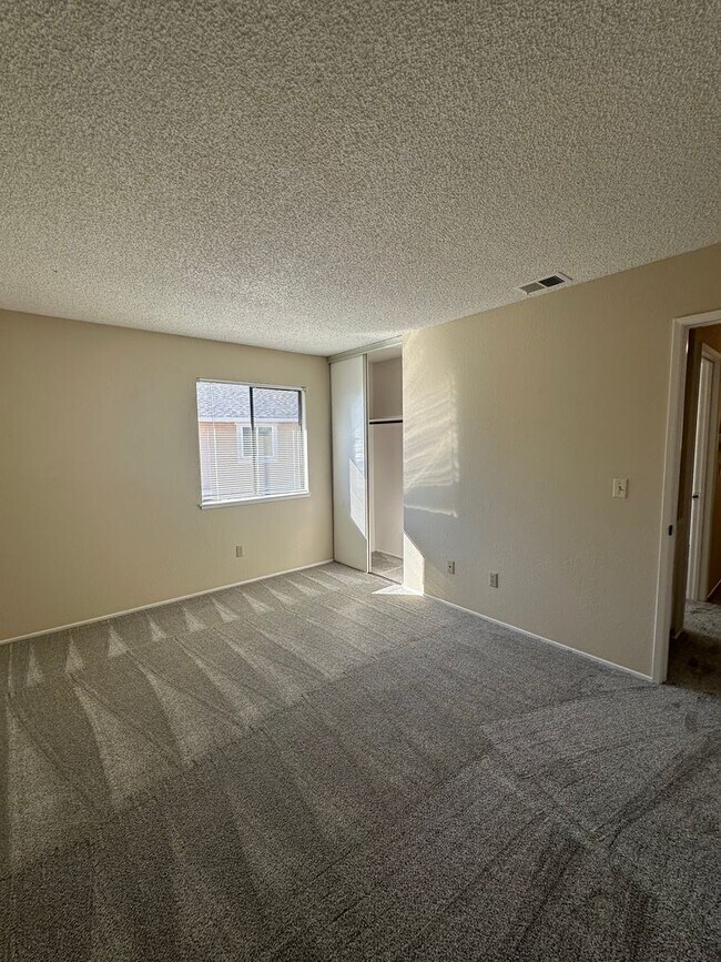 Building Photo - Beautiful & Large 2bd/ 2ba Condo