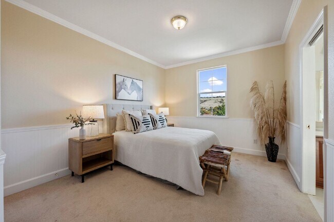 Building Photo - Beautiful home in Serrano. Must See!