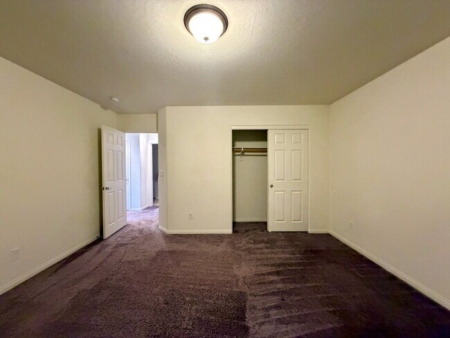 Building Photo - Beautiful 2260sqft 3bed 2.5bath with tile downstairs, carpet in Den & Living Room