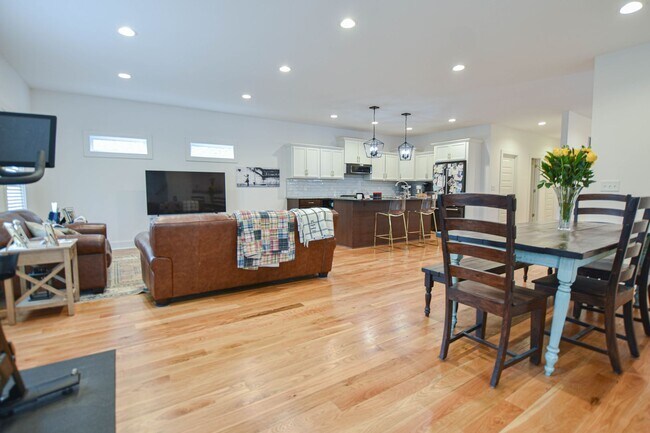 Building Photo - Modern Three Bedroom!