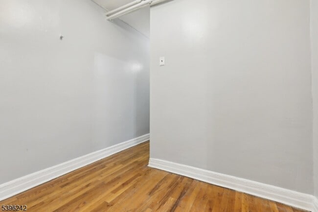 Building Photo - 162 Fairview Ave