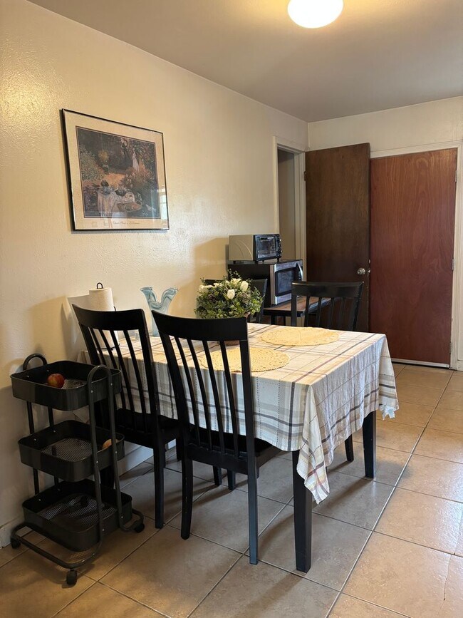 Building Photo - $500 OFF 1ST MONTH! $1,695/MO (GAS, WATER, SEWER & TRASH INCLUDED)  Look & Lease Special: Apply w...