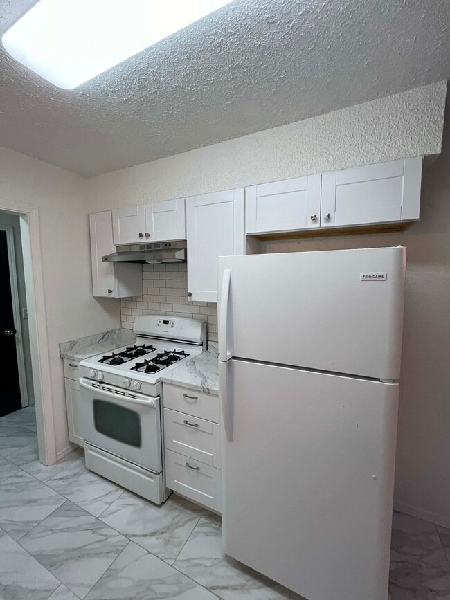 Building Photo - 1328 NE 5th St