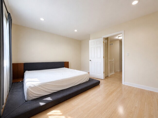 Building Photo - 495 S Crow Trail
