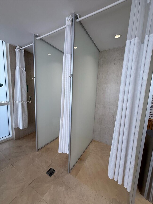 Building Photo - 18201 Collins Ave