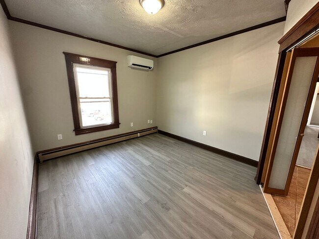 Building Photo - Newly Renovated 2 bedroom/1 bath Apartment!