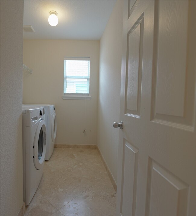 Building Photo - 8050 Montague Manor Ln