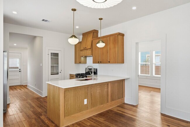 Building Photo - 2122 Hardy St