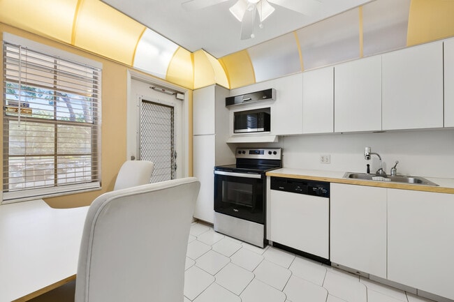 Building Photo - 3051 N Course Dr