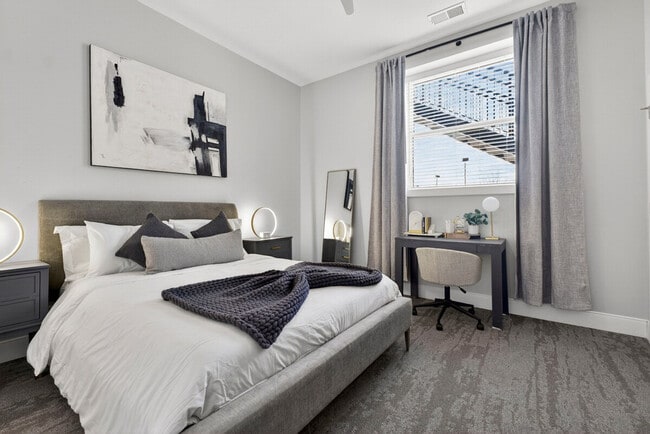 Building Photo - 1424 N Park Pl