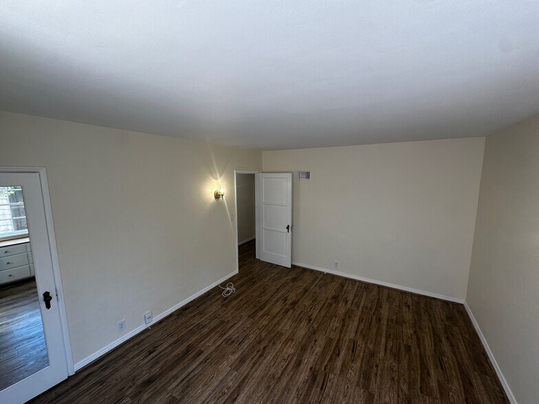 Building Photo - 2151 N Altadena Dr