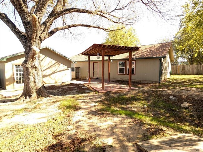 Building Photo - 2200 Magnolia Dr