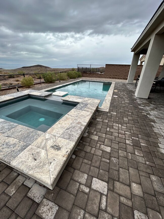 Building Photo - Beautiful Furnished Pool Home!