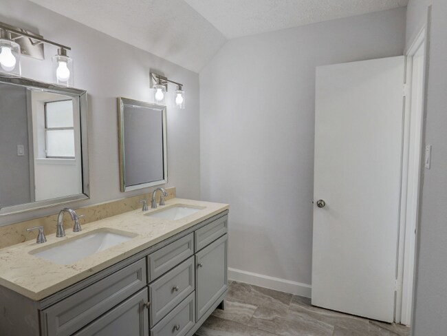 Building Photo - 1951 Round Spring Dr