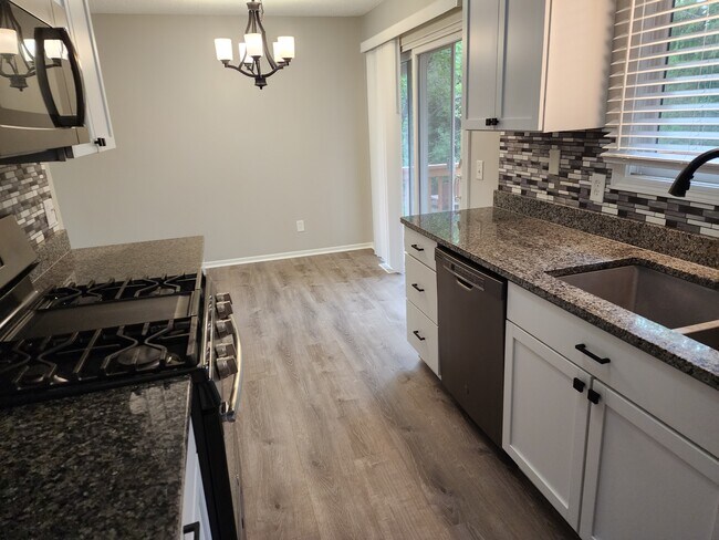 Building Photo - 5596 Amblewood Dr NE