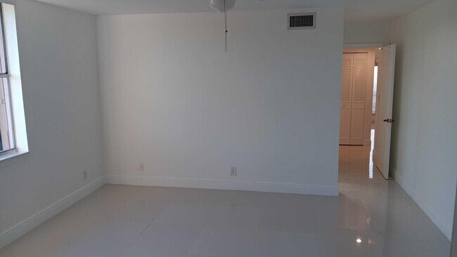 Building Photo - 370 NW 76th Ave