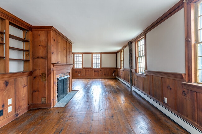 Building Photo - 8 Southbury Rd