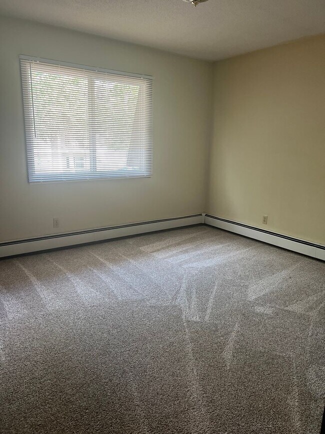 Building Photo - Tudor 3205