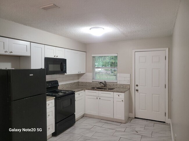 Building Photo - FOR RENT!! CUTE AND CHARMING 2 BEDROOM 1 BATH END UNIT TRIPLEX FOR RENT (MOVE IN SPECIAL)...