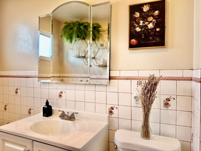 Building Photo - 3BR/2BA | Unobstructed Panoramic Views | Live Above the Fog | Intentional Living