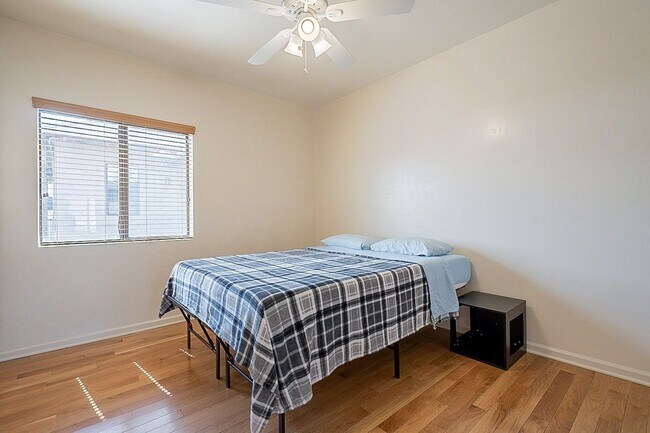 Building Photo - 928 E 6th St