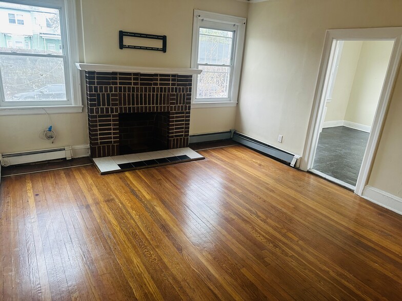 Large living room - 115 W Sidney Ave