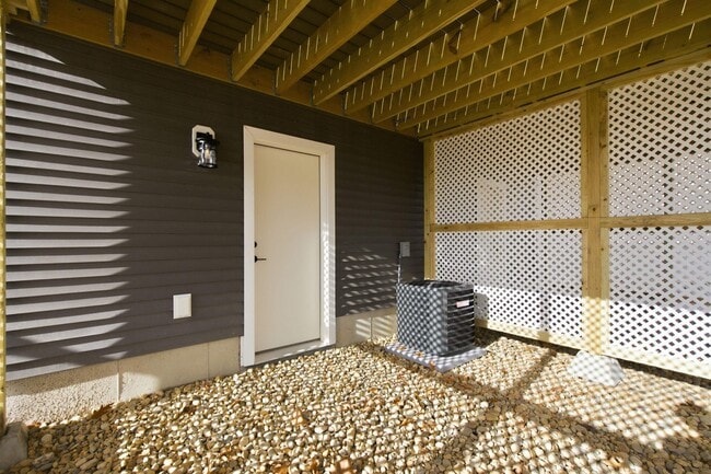 Building Photo - 7 Elise Ave