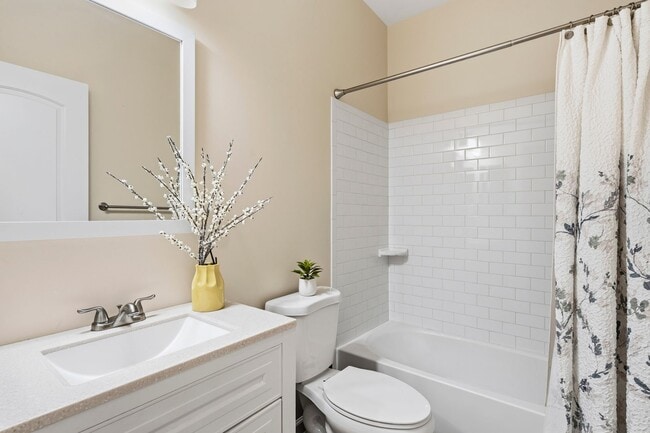 Building Photo - Spacious Updated 3BR Home with Converted Den