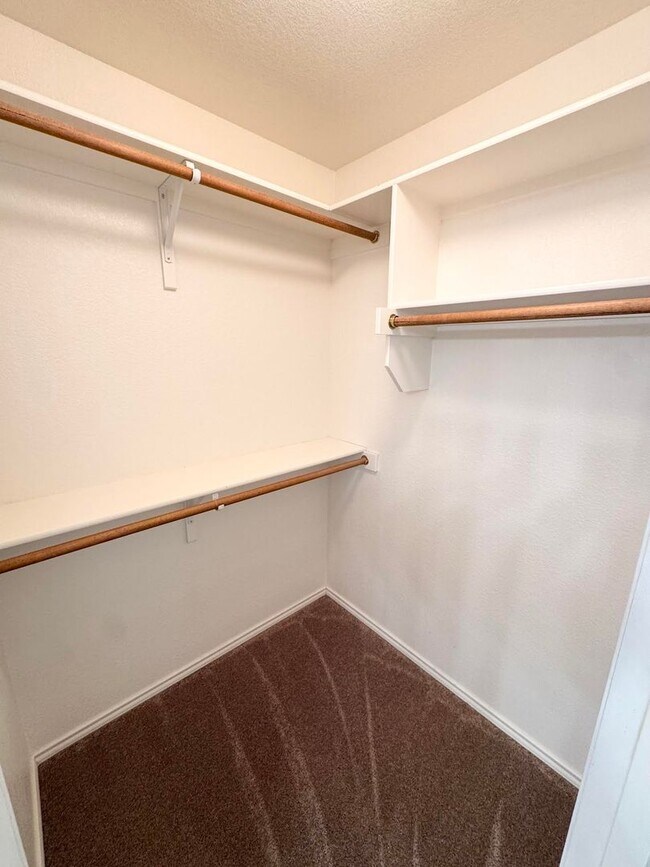 Building Photo - 3 Bed 2 Bath Ready To Rent ASAP!