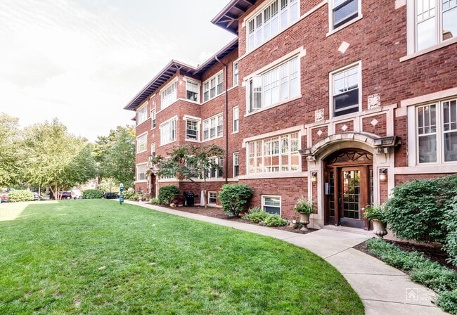 Building Photo - 632 Hinman