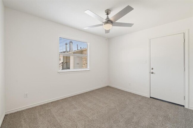 Building Photo - 9903 Roxanna Dr