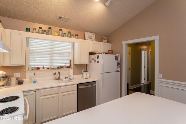Building Photo - 18 Le Moyne Dr