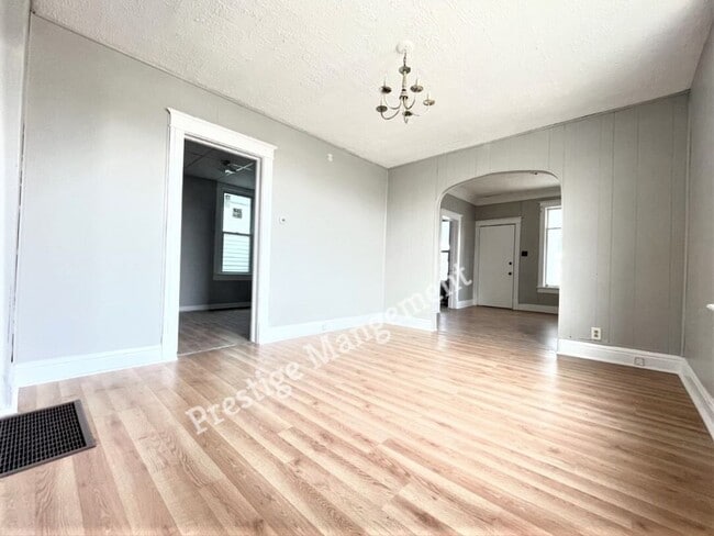 Building Photo - Large Renovated 3 bed 2 bath Home