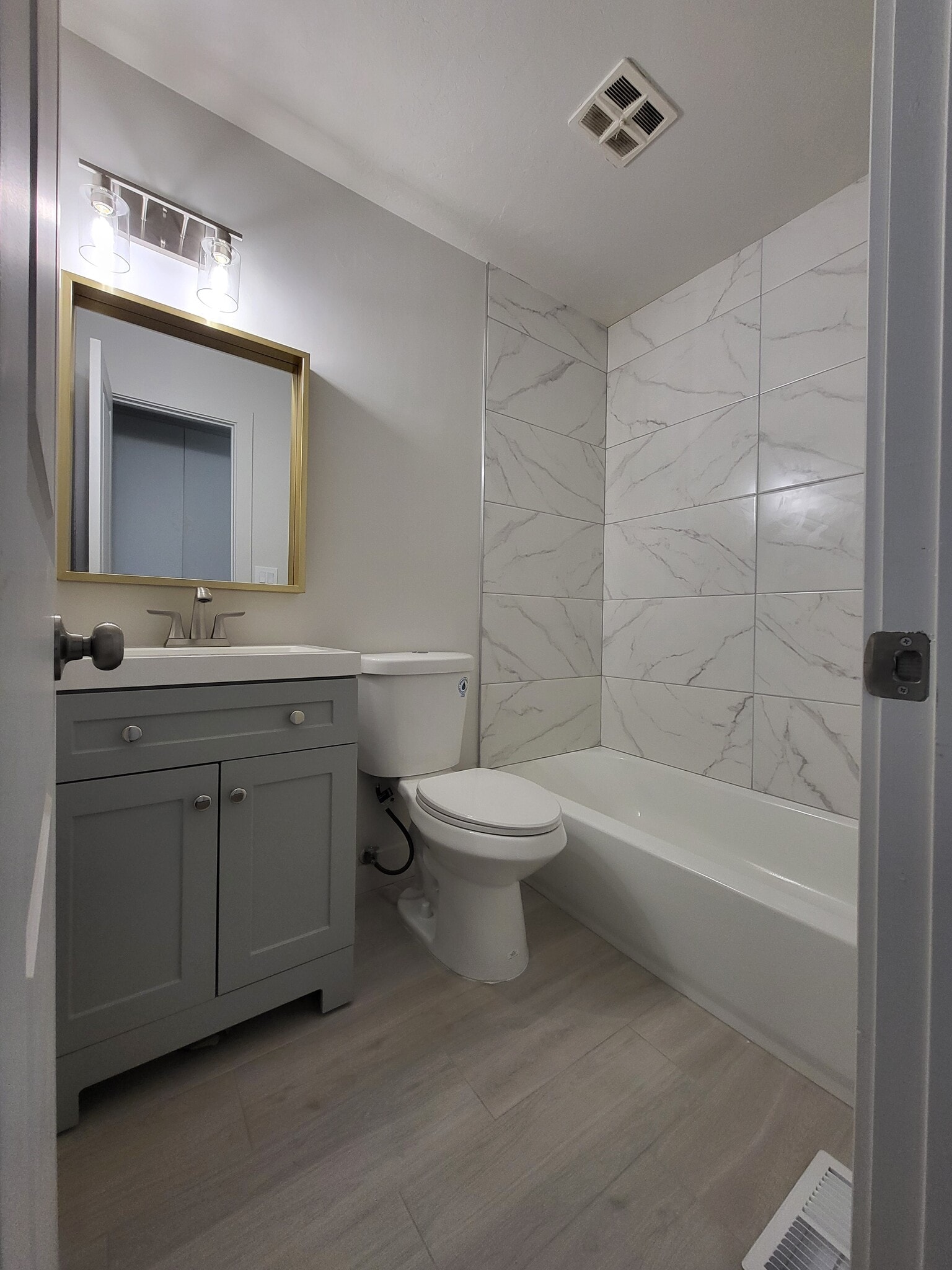 upstairs bathroom - 3224 S Verdant Cir