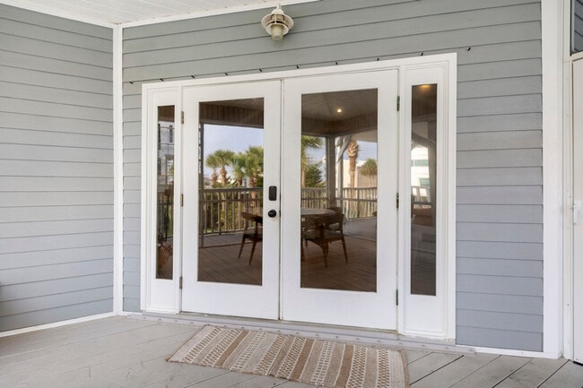 Building Photo - 169 Pompano St