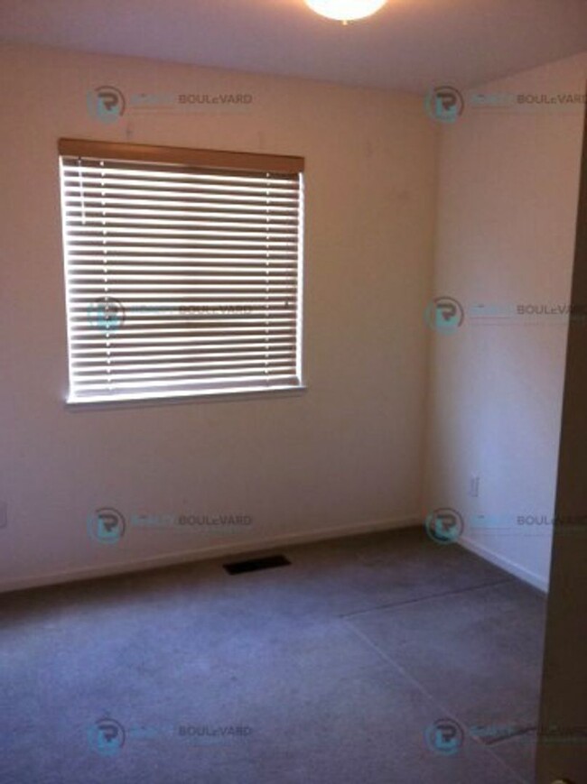 Building Photo - Bright & Spacious 3-Bedroom Home with Larg...