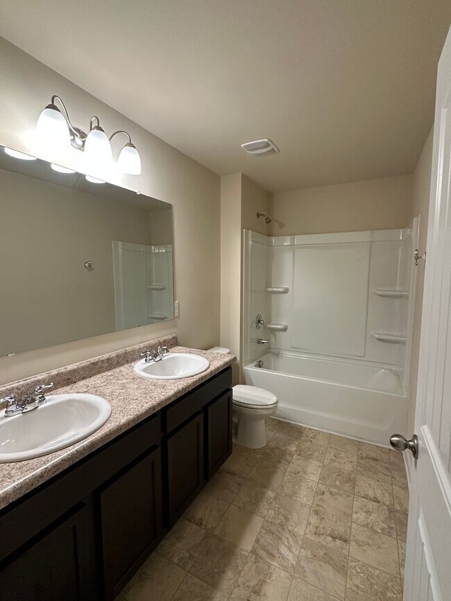 Building Photo - 4 Bedroom home in Gainesville!
