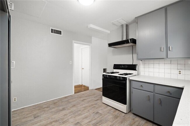 Building Photo - 1808 N Cummings Ave