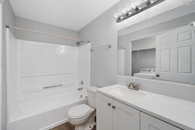 Building Photo - 2 bedroom unit. Pets OK! Lots of upgrades! Full size washer and dryer in every unit!!