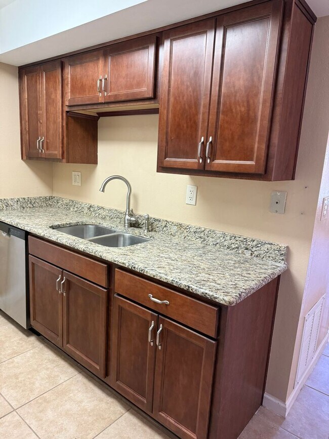 Building Photo - 1/1 Condo in Summit Village Casselberry