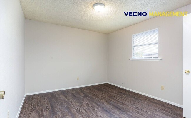 Building Photo - 102 E Cheryl Dr